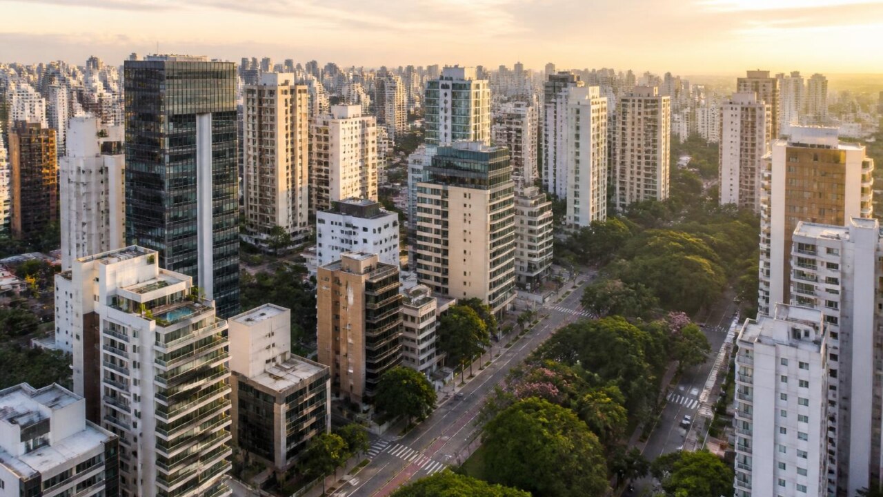Vista aérea 3D estilizada de uma cidade com modelos de edifícios, ruas e árvores em alta fidelidade